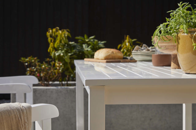 Sofiero sæt - tre-personers bænk, to stole & bord - hvidt